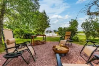 Unique Stay! Ricketts Chic Farmhouse Retreat w/ BUBBLE Tent