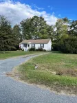 Small Town Getaway - close to in-town Mathews with a casual rural life