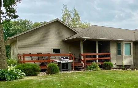 Sleeps 15 Beautiful Home on 1.2 Acre lot Minutes from Lakes, boat dock & beach Отели в г. Альберт-Ли