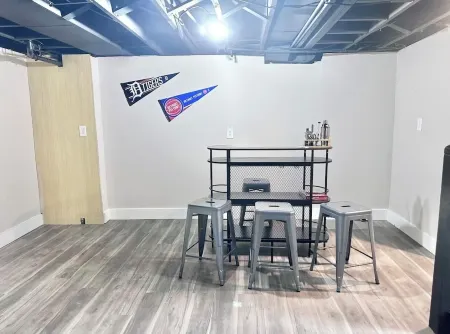 Stylish, Spacious, 4 TV's, Game Room w/ Bar and Lounge Area