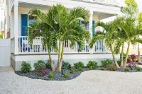 Designer Home for 8 Walk to Downtown Dunedin and Waterfront Pets Ok