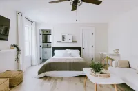 NEW BUILD, Modern coastal home. 10 min walk to beach and sound! Hotels in Kill Devil Hills