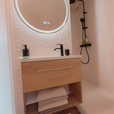 Charming Studio in Historic Residence, Notre Dame View Отели в г. Шоле