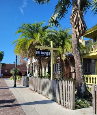 Ocean Breeze Retreat - 6 minute walk to the beach! Hotel a Vilano Beach