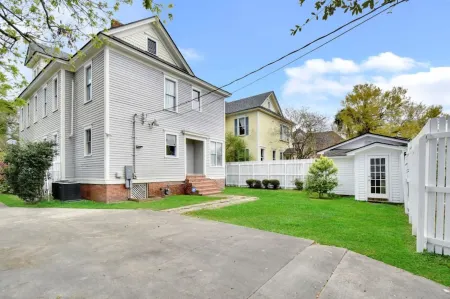 Historic McKinnon Twin, Beautifully Renovated in Historic Downtown Brunswick