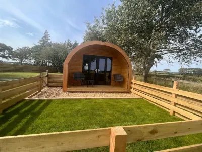 Stunning Rural Cabin-Scotland-Dumfries and Galloway-Cluaran Cabins-Solway Breeze Motte & Bailey Castle 주변 호텔