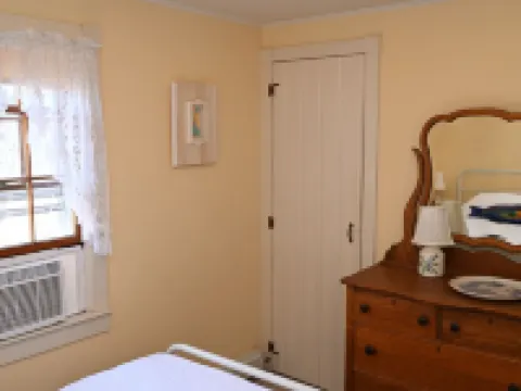 Cape Cottage with 5 beds, large deck, and less than 10 minute walk to the beach! Hotels in Eastham