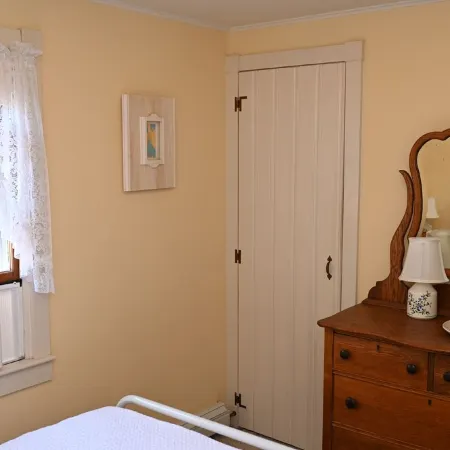 Cape Cottage with 5 beds, large deck, and less than 10 minute walk to the beach! Отели в г. Истам