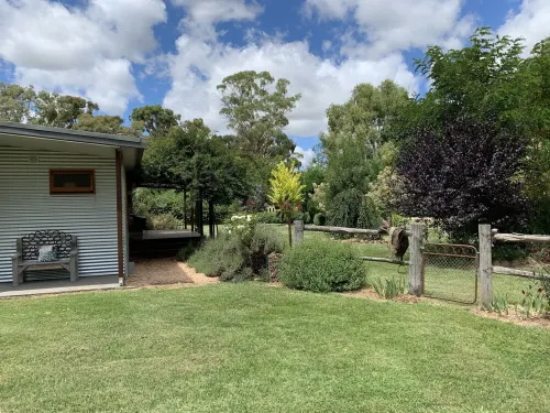 Exquisite Country Cottage in Private Rural Setting.