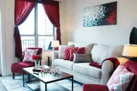 Lavish Apartment in the Heart of Downtown! Pool, Gym, King Bed, Coffee Bar!