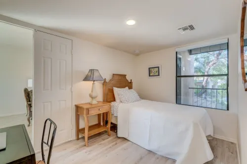 2nd Floor Condo Breathtaking Mountain Views Steps from Pool