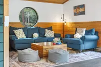 Pikes Peak Cabin in Divide, CO w/ Hot Tub, Game Room & Mountain Views