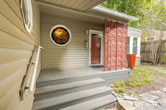 Austin Charm: 2Bed/2Ba/Flex Bungalow with office and deck. Central to Everything