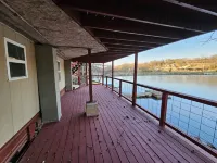 A-Frame Cabin on Lake Galilee Hotels in Шарп