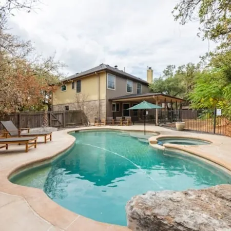 Pool-Hot Tub-Putting Green-Sauna-Arcade-Oasis