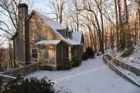 Quiet, Cozy, Big Canoe GA,  Mountain Cabin. With a gorgeous view of nature.