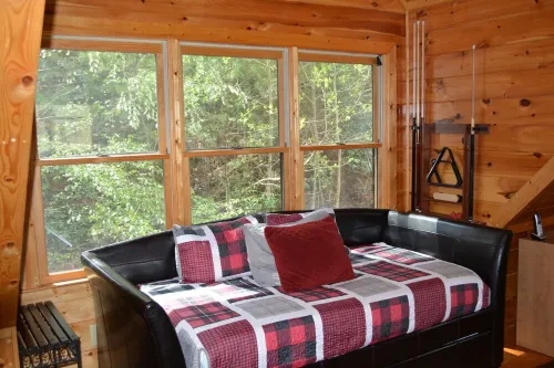 Riverfront cabin with WiFi, 2 fireplaces, game room, pool table and hot tub. - Hytter