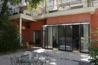 Unique!! unusual! Charming apartment with large garden 10 m from the Royal Canal