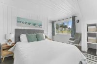 Lakeside Cottage ~ Pool, Hot tub & Private Beach