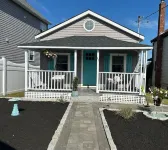 Newport, Coastal Retreat!  Boat Dock , jet srental & private chef  available..