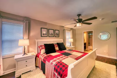 Blissful Mountain Cabin, Close To It all + Hot Tub Отели рядом с достопримечательностью «The Greenway Trail»