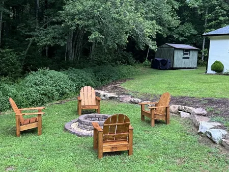 Newly remodeled cabin in DuPont State Forest between Brevard & Hendersonville Отели рядом с достопримечательностью «Fred W. Symmes Chapel»