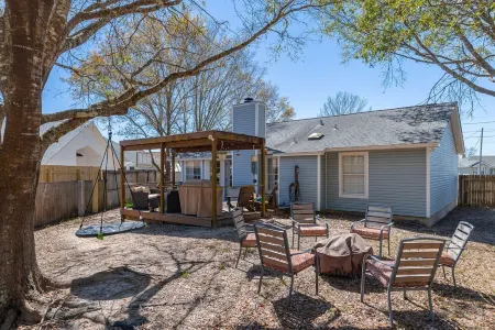 Fully Fenced Backyard / Thoughtfully Stocked / Tons of Amenities Отели в г. Наварр