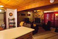 ANGEL FIRE ONE BEDROOM EASY WALK TO SKI LIFT!!