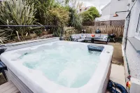 Luxury Cottage with hot tub -3 min walk to the beach