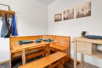 Family Friendly/Couples Retreat/Cozy Chalet/Fenced Patio/Ski Slope View/Fire Pit