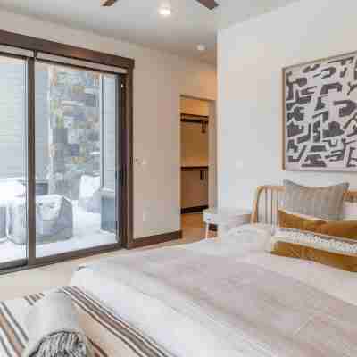 Private Colorado Mountain Retreat.                5Br Home + Guest House Rooms