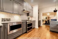 Renovated Art Deco retreat with porch and 2 King Beds, walk to coffee and food!