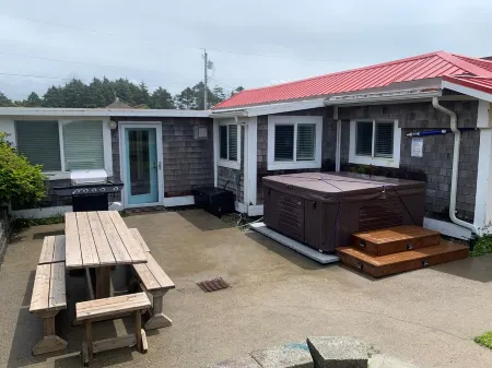 Hot Tub - 1/2 Block to the Beach - Family & Dog Friendly.