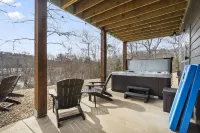 New Lakefront Cabin - Lake Views - Large Hot Tub - Firepit
