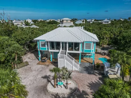 Escape to CASA PALMA HIDEAWAY! 4BD/3BA, Pool, Outdoor Kitchen, boat slip & More!