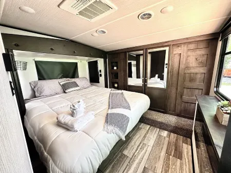 Home for 8 King Bed near BNA & Nashville SUP Speedway mins from Downtown Отели в г. Уилсон