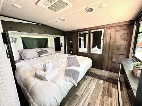 Home for 8 King Bed near BNA & Nashville SUP Speedway mins from Downtown