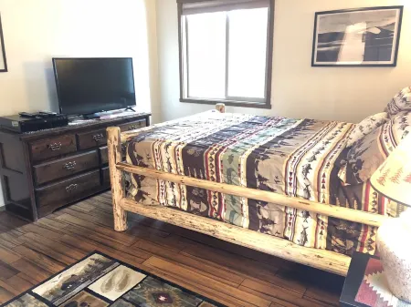 Classic Otter Cabin: Near Village & SHARC