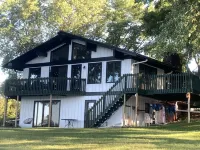 Spectacular Lake Home on Locke Lake in Monticello! - Homestays
