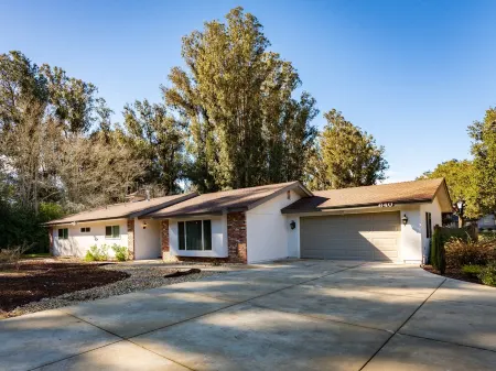 Happyfam Country Home By Coast Отели рядом с достопримечательностью «Нипомо Суэп Мит & Флимаркет»