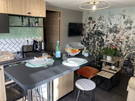 Le Clos des Feugrais - Quiet outbuilding Отели в г. Сент-Обен-ле-Эльбёф