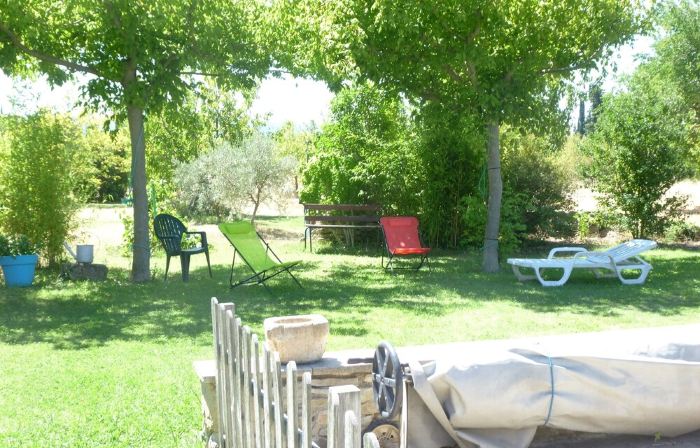 furnished studio overlooking the luberon
