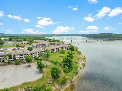 Gorgeous Renovated Table Rock Lakefront Retreat