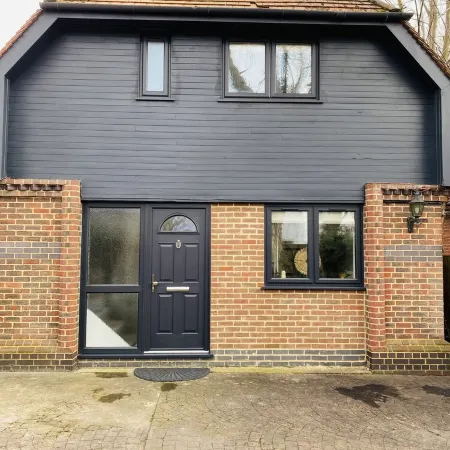 Cosy 2 bedroom detached home in Bromley with secure off-street parking