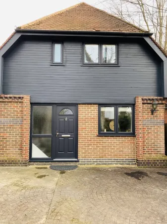 Cosy 2 bedroom detached home in Bromley with secure off-street parking Отели рядом с достопримечательностью «Crystal Palace Museum»