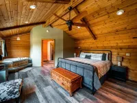 Romantic Secluded Cabin w/ Hot Tub, Private Driftless Escape Hotels in Freeman