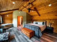 Romantic Cabin: Secluded Woods, Hot Tub, and Privacy in the Driftless Region.
