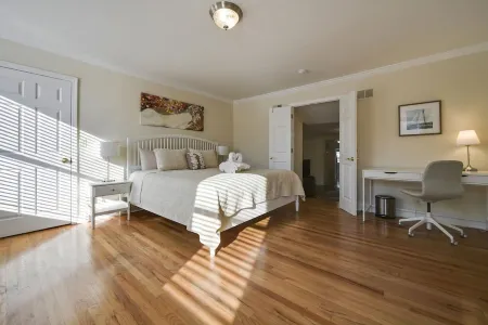 Nassau Condo in the Heart of Princeton w Parking Отели в г. Принстон