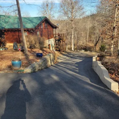 Roomy entire private lower level of log cabin on Green River, 6 min to TIEC.