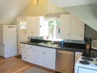 Peaceful and private studio, easy walk to downtown Edmonds Hotels in Edmonds